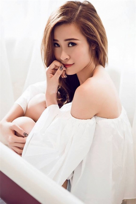 Đông Nhi hững hờ khoe vai trần gợi cảm 18