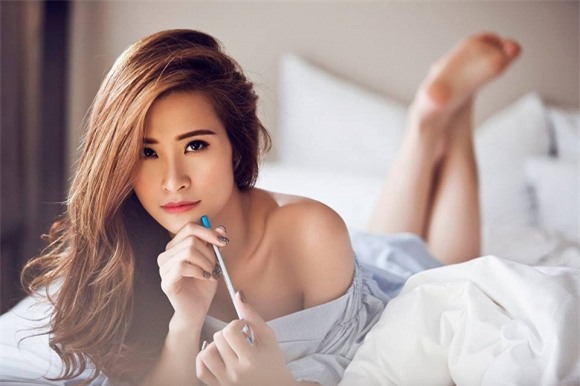 Đông Nhi hững hờ khoe vai trần gợi cảm 10