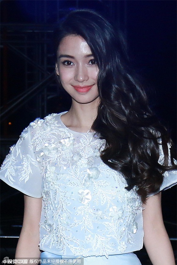 Angela Baby diện váy trắng 2