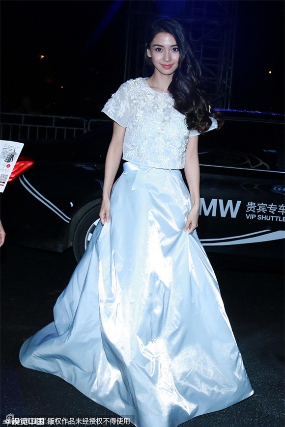 Angela Baby diện váy trắng 1