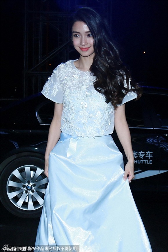 Angela Baby diện váy trắng 0