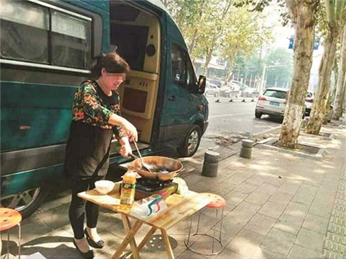 Bố mẹ gửi osin tận đến cổng trường nấu cơm trưa cho con - 1