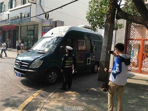 Bố mẹ gửi osin tận đến cổng trường nấu cơm trưa cho con - 4