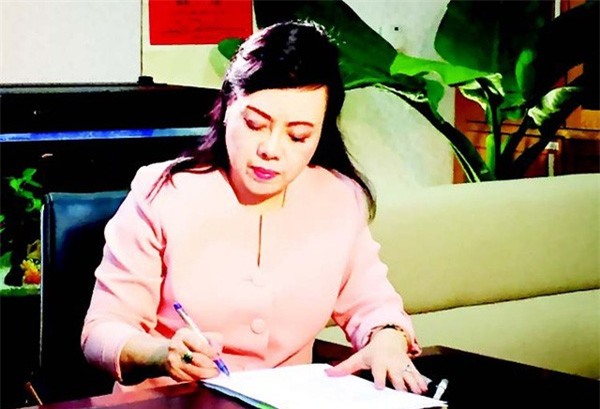 Bộ trưởng Bộ Y tế ký vào đơn đăng ký hiến mô tạng. Ảnh chụp từ video.