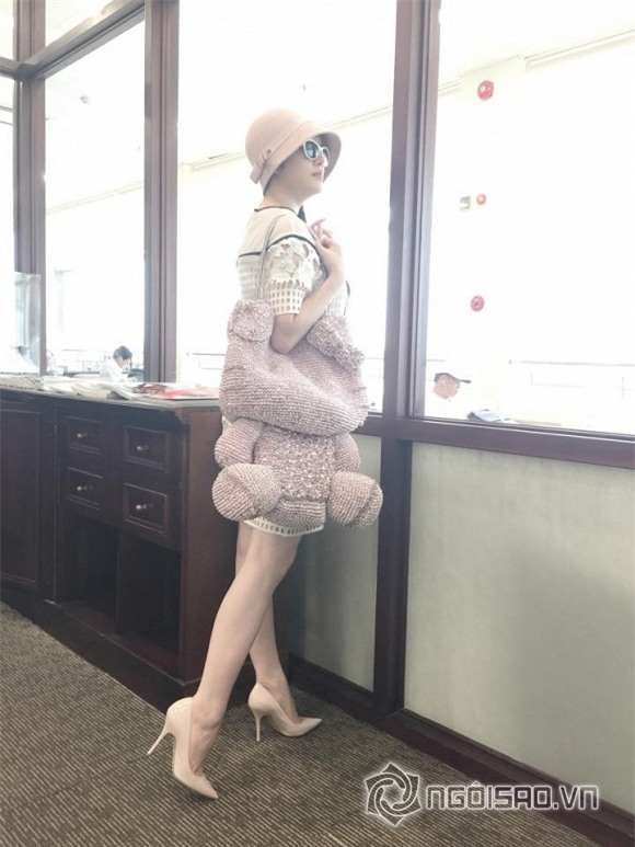 Lý Nhã Kỳ túi hello kitty 4