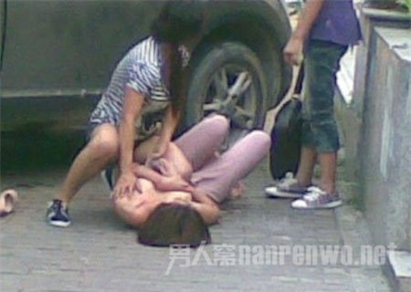 danh ghen “bo nhi” cua chong, vo bi phat tu 4 thang hinh anh 1