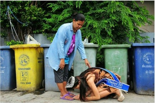 Hoa hậu Thái Lan quỳ gối trước xe rác của mẹ sau khi đăng quang 2
