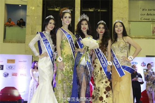 Hoa hậu Thái Lan quỳ gối trước xe rác của mẹ sau khi đăng quang 10