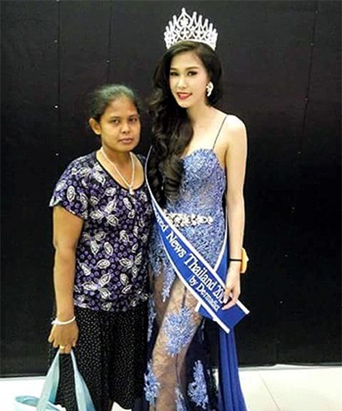Hoa hậu Thái Lan quỳ gối trước xe rác của mẹ sau khi đăng quang 13