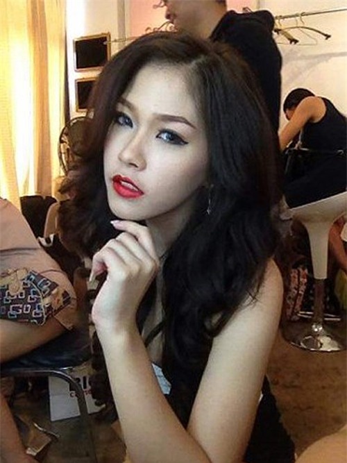 Hoa hậu Thái Lan quỳ gối trước xe rác của mẹ sau khi đăng quang 5