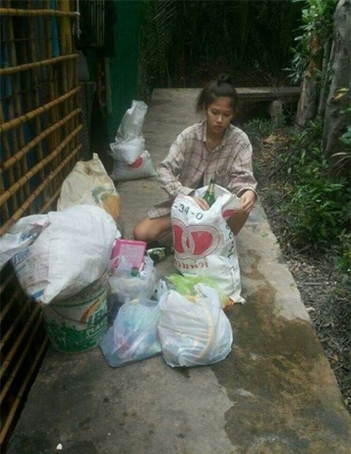 Hoa hậu Thái Lan quỳ gối trước xe rác của mẹ sau khi đăng quang 12