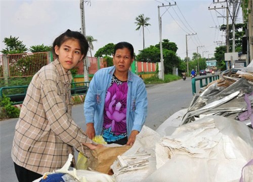 Hoa hậu Thái Lan quỳ gối trước xe rác của mẹ sau khi đăng quang 11