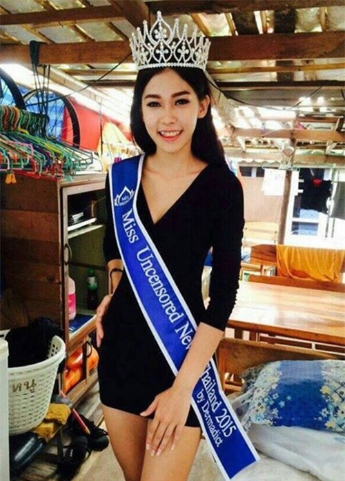 Hoa hậu Thái Lan quỳ gối trước xe rác của mẹ sau khi đăng quang 4