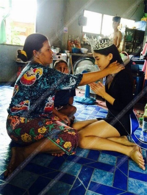 Hoa hậu Thái Lan quỳ gối trước xe rác của mẹ sau khi đăng quang 3