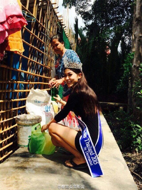 Hoa hậu Thái Lan quỳ gối trước xe rác của mẹ sau khi đăng quang 9