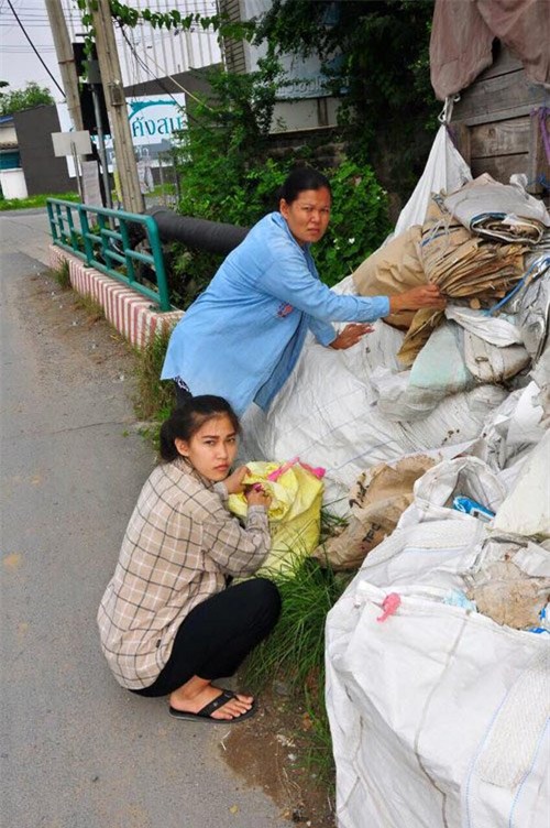 co gai nhat rac 17 tuoi bat ngo dang quang hoa hau hinh anh 2