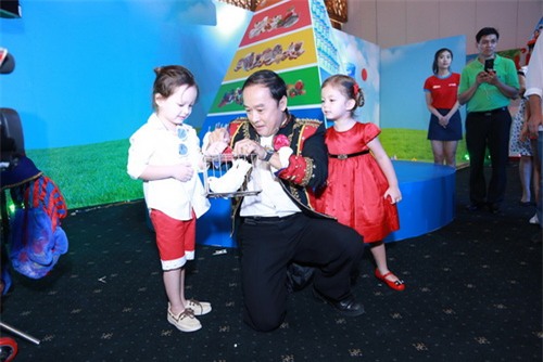 Vợ chồng Hồng Nhung khoe 2 con song sinh