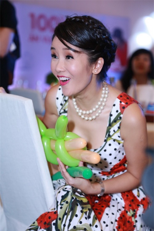 Vợ chồng Hồng Nhung khoe 2 con song sinh