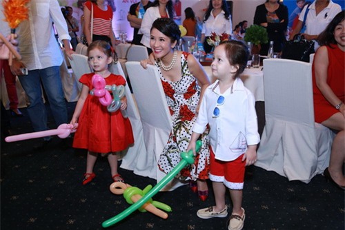 Vợ chồng Hồng Nhung khoe 2 con song sinh 