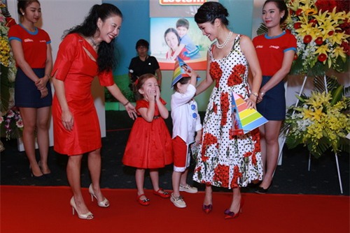 Vợ chồng Hồng Nhung khoe 2 con song sinh