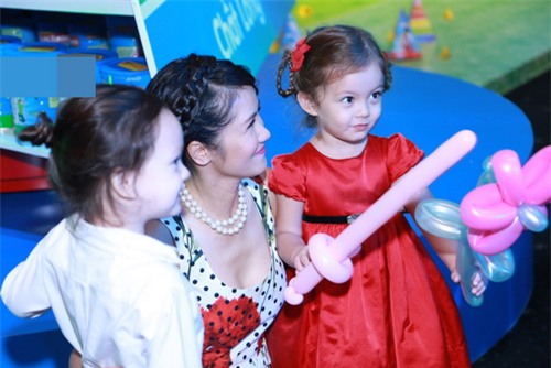 Vợ chồng Hồng Nhung khoe 2 con song sinh 