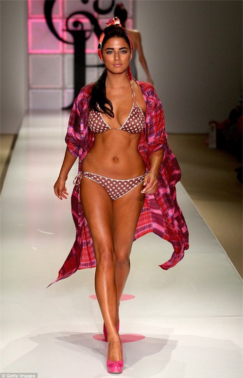 Người mẫu áo tắm bất ngờ thu gọn ngực "khủng" - 2