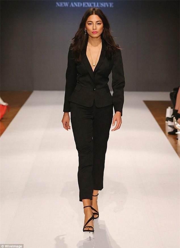 Người mẫu áo tắm bất ngờ thu gọn ngực "khủng" - 4