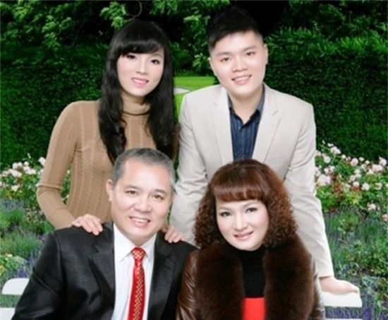 Bức ảnh chụp toàn bộ thành viên gia đình Hoa hậu Kỳ Duyên.