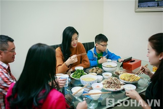 Bữa cơm ấm áp của gia đình Á hậu Huyền My.