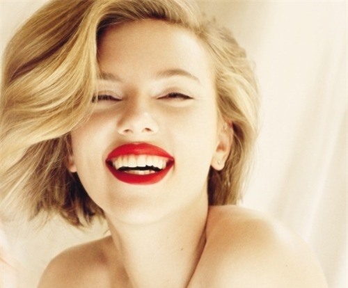 Môi đầy đặn: Nếu sở hữu đôi môi đầy đặn, bạn nên thoa kem nền mỗi lần bạn đánh son đỏ hay tô son bóng. Tuy nhiên, bạn không nên sử dụng son bóng có ánh nhũ hoặc kẻ viền môi bởi vì kích thước tự nhiên của đôi môi bạn vốn dĩ đã đẹp và hấp dẫn.