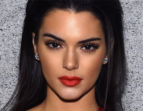 Môi dưới dày: Thoa son bóng vào vị trí trung tâm của môi dưới sau khi đánh son đỏ là mẹo nhỏ cho những cô nàng sở hữu môi dưới dày.