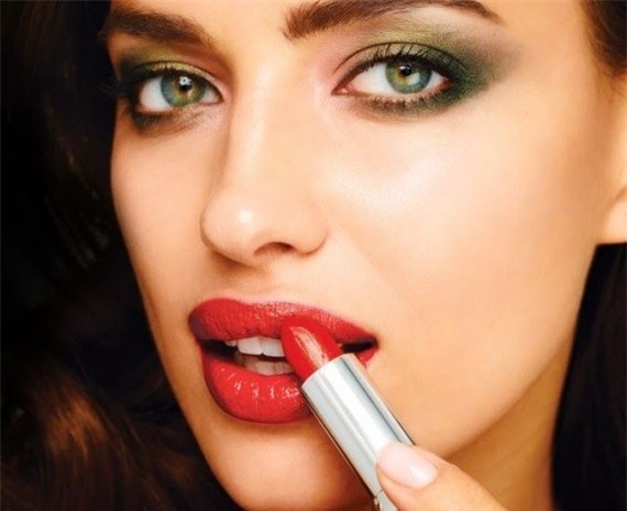 Môi trên dày: Bờ môi trên sẽ được thu gọn nếu như bạn kẻ viền trong cho môi trên và viền ngoài cho môi dưới. Cách làm này sẽ giúp đôi môi bạn xuất hiện cân đối hơn. Ngoài ra, bạn không nên thoa quá nhiều son bóng, chỉ nên thoa son bóng ở môi dưới.