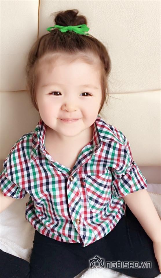 Cadie mặc áo sơ mi caro 4