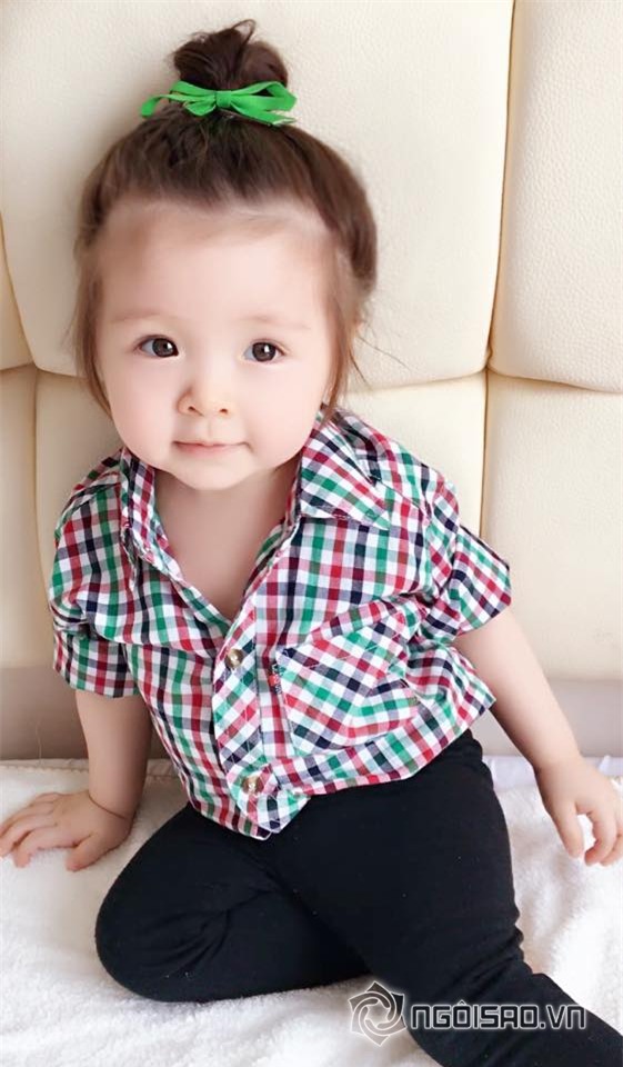 Cadie mặc áo sơ mi caro 1