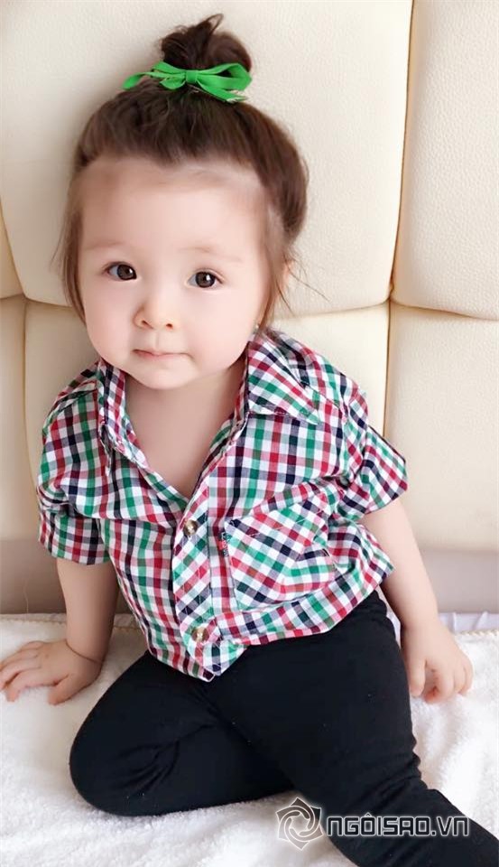 Cadie mặc áo sơ mi caro 0