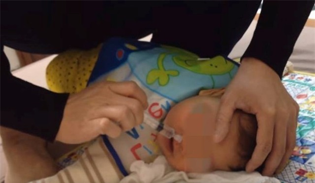 Dùng xilanh rửa mũi cho trẻ: Thô bạo và nguy hiểm