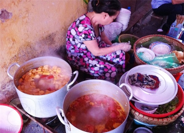 Mát trời, đi ăn bún riêu ngon rẻ có tiếng trong ngõ Phất Lộc 1