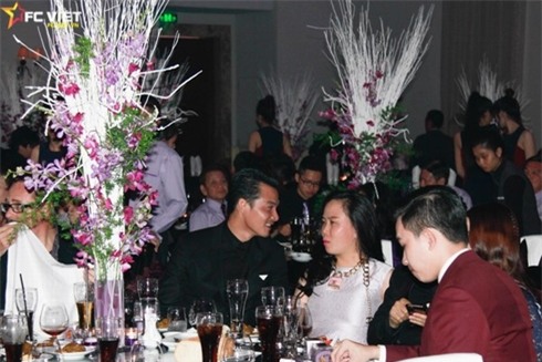 Có thể nói, kể từ khi Quách Ngọc Ngoan ly hôn và dính tin đồn “cặp” với Phượng chanel thì đây là lần đầu tiên hai người xuất hiện cùng nhau và thể hiện sự thân mật trên mức bình thường trước đám đông.