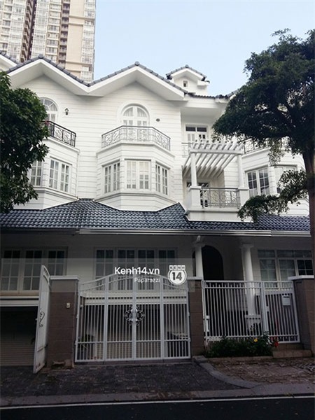 Bên ngoài căn nhà mà Quách Ngọc Ngoan và nữ đại gia Phượng Channel cùng về