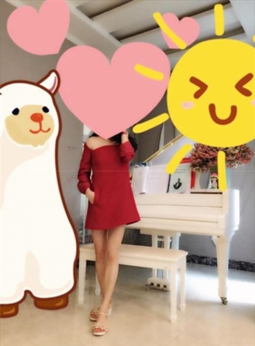 Quách Ngọc Ngoan đăng ảnh người phụ nữ bí ẩn mà anh yêu thương lên trang cá nhân của mình. Vóc dáng quen thuộc của người phụ nữ này khiến nhiều người đồn đoán rằng, Quách Ngọc Ngoan đang dần muốn công khai chuyện tình với đại gia giấu mặt nọ.