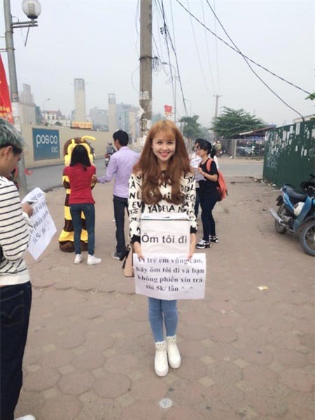 Bức ảnh mời ôm của Hotgirl Huyền Giang hôm 26/10 khiến cộng đồng mạng xôn xao.