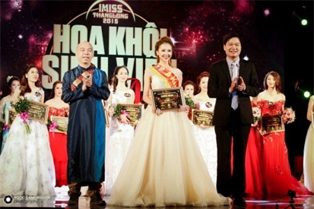 Huyền Giang nhận giái Á khôi cuộc thi iMiss Thăng Long 2015.