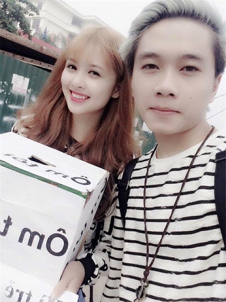 Ôm hòm ủng hộ của chương trình Ôm tôi đi vì trẻ em nghèo vùng cao.