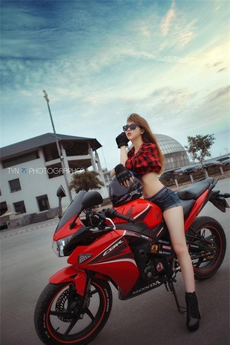 Đầy cá tính, nóng bỏng khi chụp bên motor
