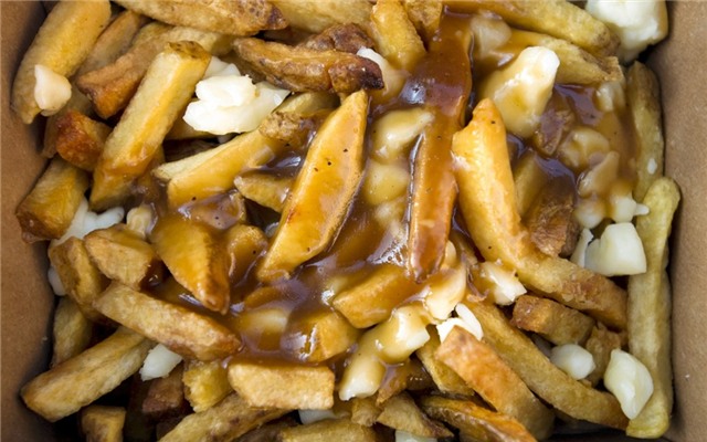 Poutine (Canada): Khoai tây chiên rưới nước thịt và thêm phô mai vừa rẻ, vừa ngon. Đây là món ăn được nhiều du khách yêu thích.