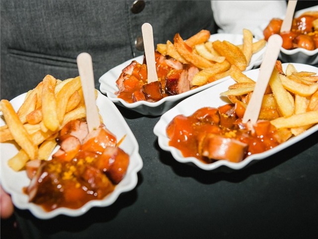 Currywurst (Đức): Xúc xích lợn đặc biệt của Đức được hấp chín, sau đó rán hoặc nướng, rưới nước sốt cà ri (làm từ tương cà trộn bột cà ri) và ăn cùng khoai tây chiên.