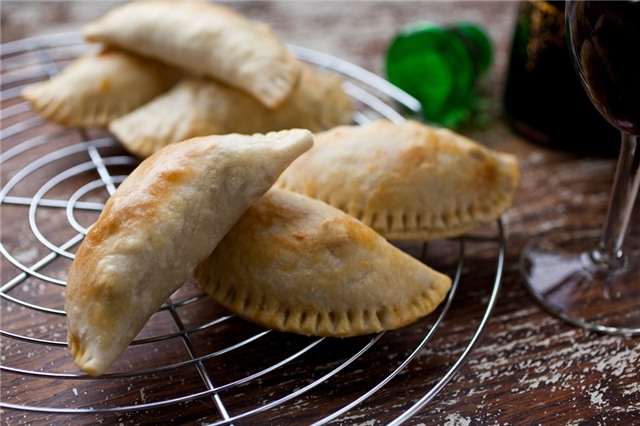 Empanada (Chile): Món bánh này có xuất xứ từ Bồ Đào Nha, sau đó lan ra khắp Mỹ La Tinh. Người Chile thường làm bánh nhân hải sản, phô mai hoặc thịt bò.