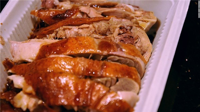 Vịt quay Bắc Kinh (Trung Quốc): Món ăn có từ thời xưa của Trung Quốc này trở thành hiện tượng ẩm thực từ những năm 1860. Vịt được nuôi đặc biệt, làm sạch và tẩm ướp trước khi đem quay trên than hoa. Lớp vỏ vàng ruộm bắt mắt, thịt mềm và mùi thơm hấp dẫn khiến đây là món đặc sản du khách không nên bỏ qua khi tới Bắc kinh.