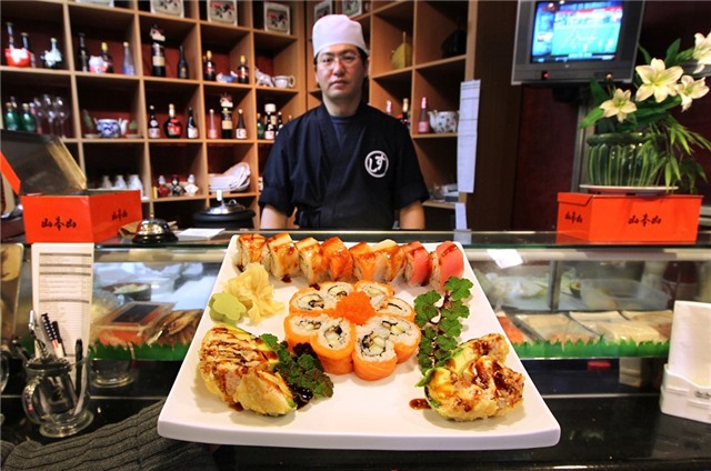 Sushi (Nhật Bản): Món ăn này không chỉ là đặc sản của Nhật Bản mà đã được đem tới hầu hết mọi quốc gia trên thế giới. Sự kết hợp tinh tế giữa cơm, rong biển, các loại rau củ, hải sản hay thịt, với phong cách chế biến đầy tính nghệ thuật đã khiến món ăn này được nhiều người yêu thích. Ảnh: Thenewstribune.