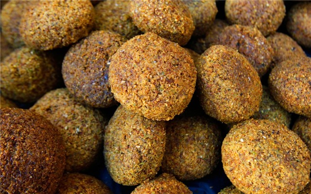 Falafel (Israel): Được coi là quốc thực của Israel, có nguồn gốc từ Ai Cập cổ, món ăn này gồm đậu hồi hay đậu fava bọc bột và rán giòn. Falafel thường được ăn cùng salad, nước sốt hoặc sốt Tahini. Ảnh: Roughguides.